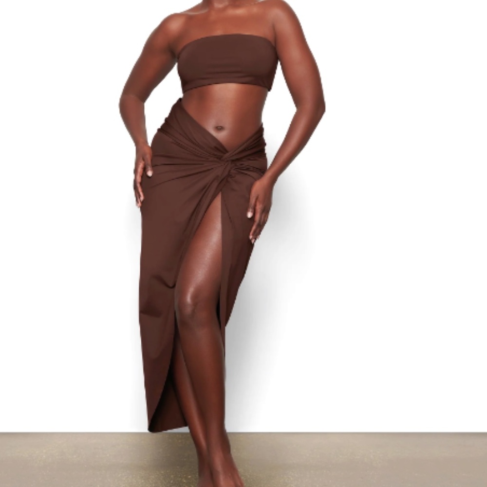 BUNDLE-NWT SKIMS COCOA BANDEAU AND CHEEKY TANGA SET + SWIM SARONG